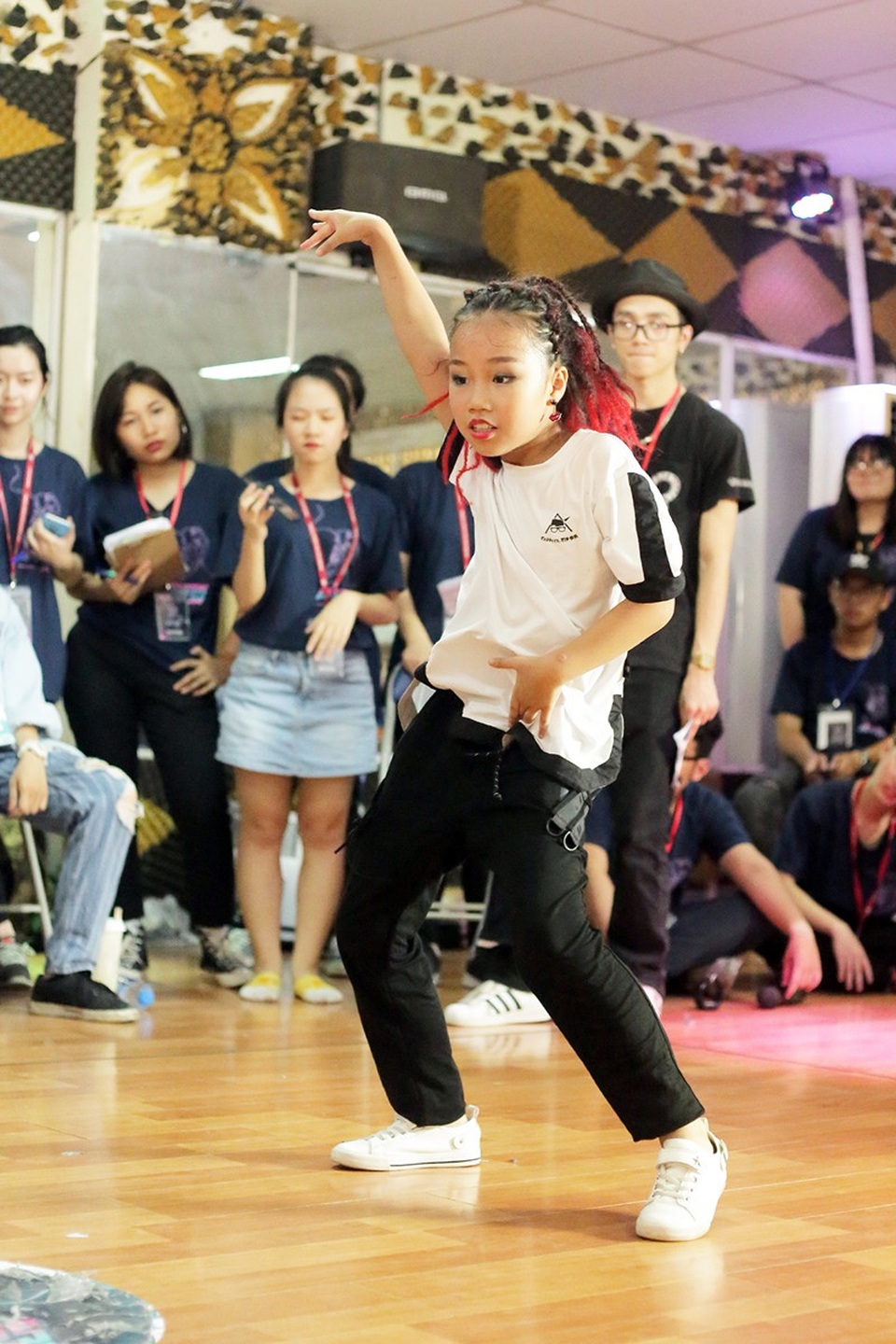 Vũ đạo nóng bỏng của các cô gái khi thi đấu hiphop - 7
Du Thư Kỳ - nữ dancer 11 tuổi say sưa phiêu theo âm nhạc