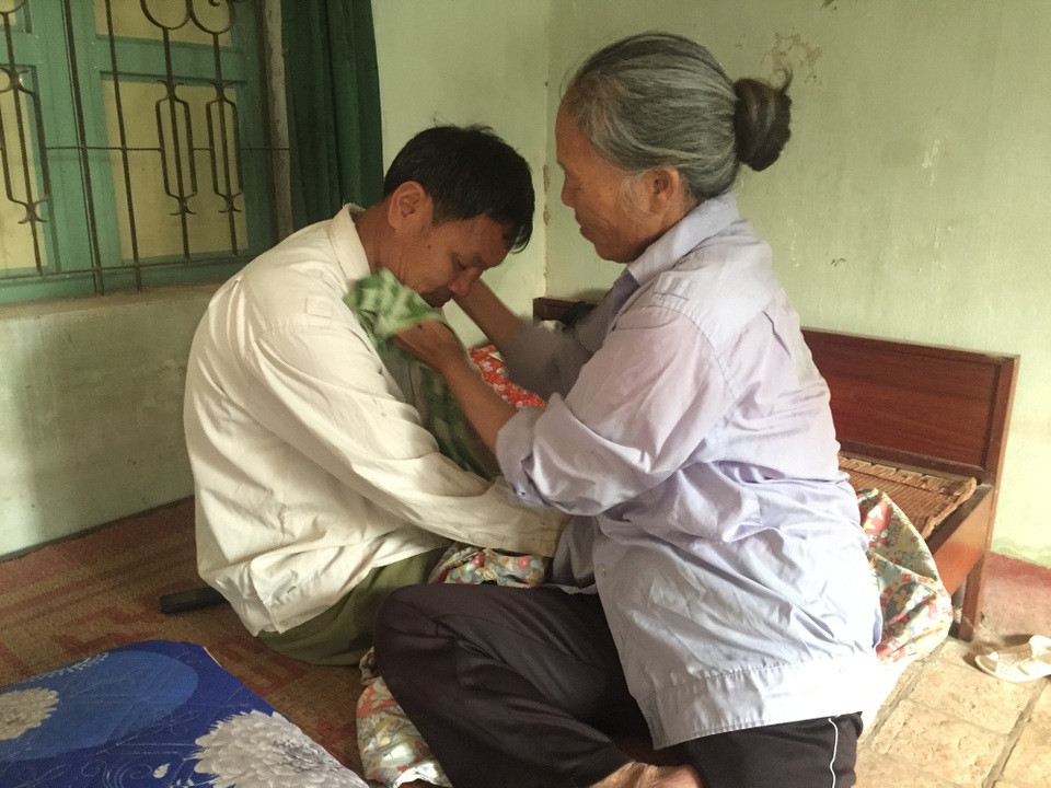 Cơ cực người đàn bà chăm chồng ung thư, em chồng bị mù lòa - 3 Chú Kế luôn cảm thấy day dứt và có lỗi với vợ vì không giúp gì được lại trở thành gánh nặng cho cô Minh.