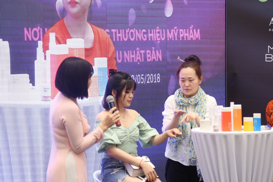 Hơn 10.000 lượt khách xếp hàng đăng ký tham dự Ngày hội trải nghiệm mỹ phẩm Nhật Bản - 5
Các bạn trẻ nhiệt tình lên sân khấu trải nghiệm các sản phẩm chăm sóc da từ khoáng chất của nhãn hàng Nesno