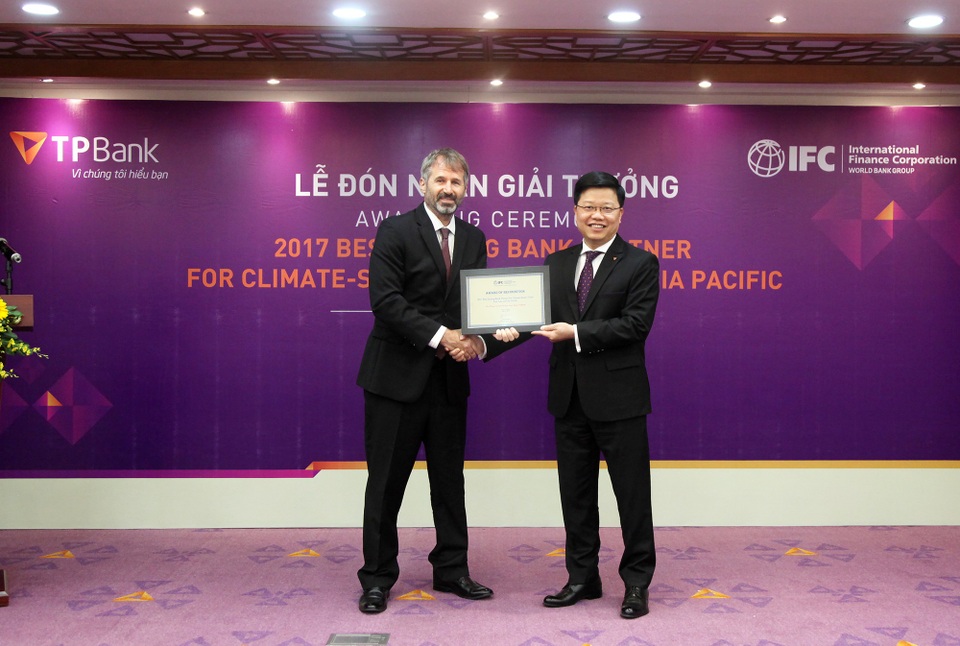 IFC trao giải Ngân hàng phát hành LC tốt nhất 2017 - 1
TPBank là một trong 8 ngân hàng vinh dự nhận được giải thưởng từ IFC trao tặng trong năm nay tại khu vực Đông Á - Thái Bình Dương và là một trong 4 ngân hàng ở Việt Nam. Việc nhận được giải thưởng từ IFC sẽ giúp cải thiện niềm tin của các nhà đầu tư quốc tế khi lựa chọn đầu tư vào ngân hàng tại Việt Nam.