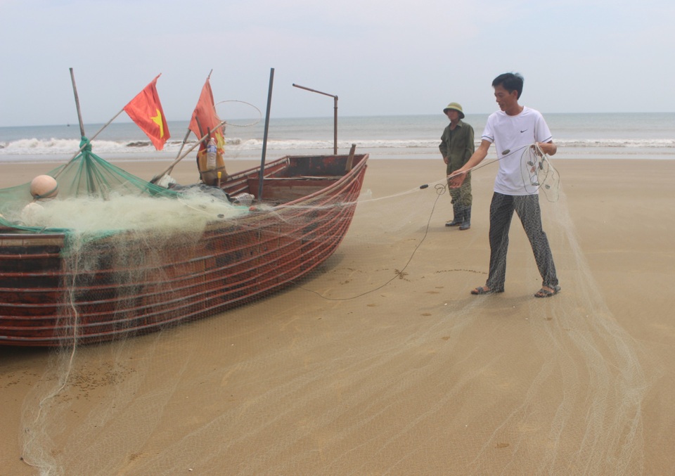 Hàng chục tấm lưới của gia đình anh Nam bị tàu giã cào kéo mất, số còn lại cũng bị rách nát tấp đống trên thuyền.