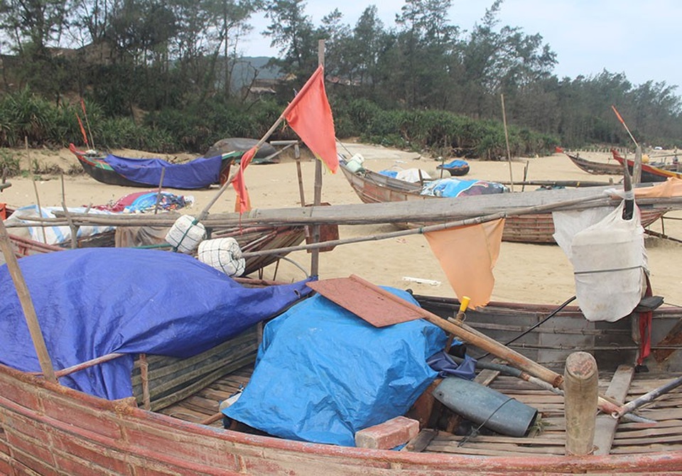 Hàng trăm con thuyền nan, thuyền thúng ở thôn Bắc Hải nằm phơi mình trên bãi biển chưa hẹn ngày ra khơi.