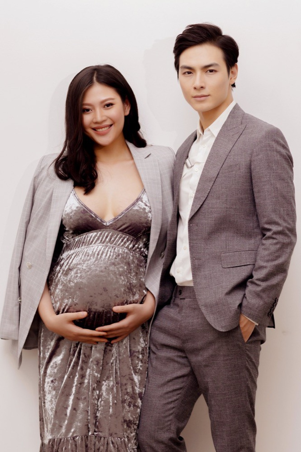 Jay Quân và bà xã Chúng Huyền Thanh quen biết được hơn 8 năm. Khi cả hai cùng nhau sinh hoạt trong câu lạc người mẫu tại Hải Phòng.