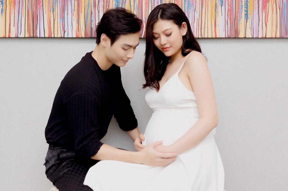 Người đẹp Chúng Huyền Thanh hết lời ca ngợi ông xã của mình: “Chồng tôi rất quan tâm chăm chút cho tôi. Sợ tôi bị stress do mang thai, anh ta đã nuông chiều tôi hết mực và tôi chỉ sợ rằng mình sẽ hư mất nếu ảnh cứ tiếp tục như vật (cười). Jay Quân còn làm tất cả công việc nhà từ rửa chén cho đến lau nhà”.