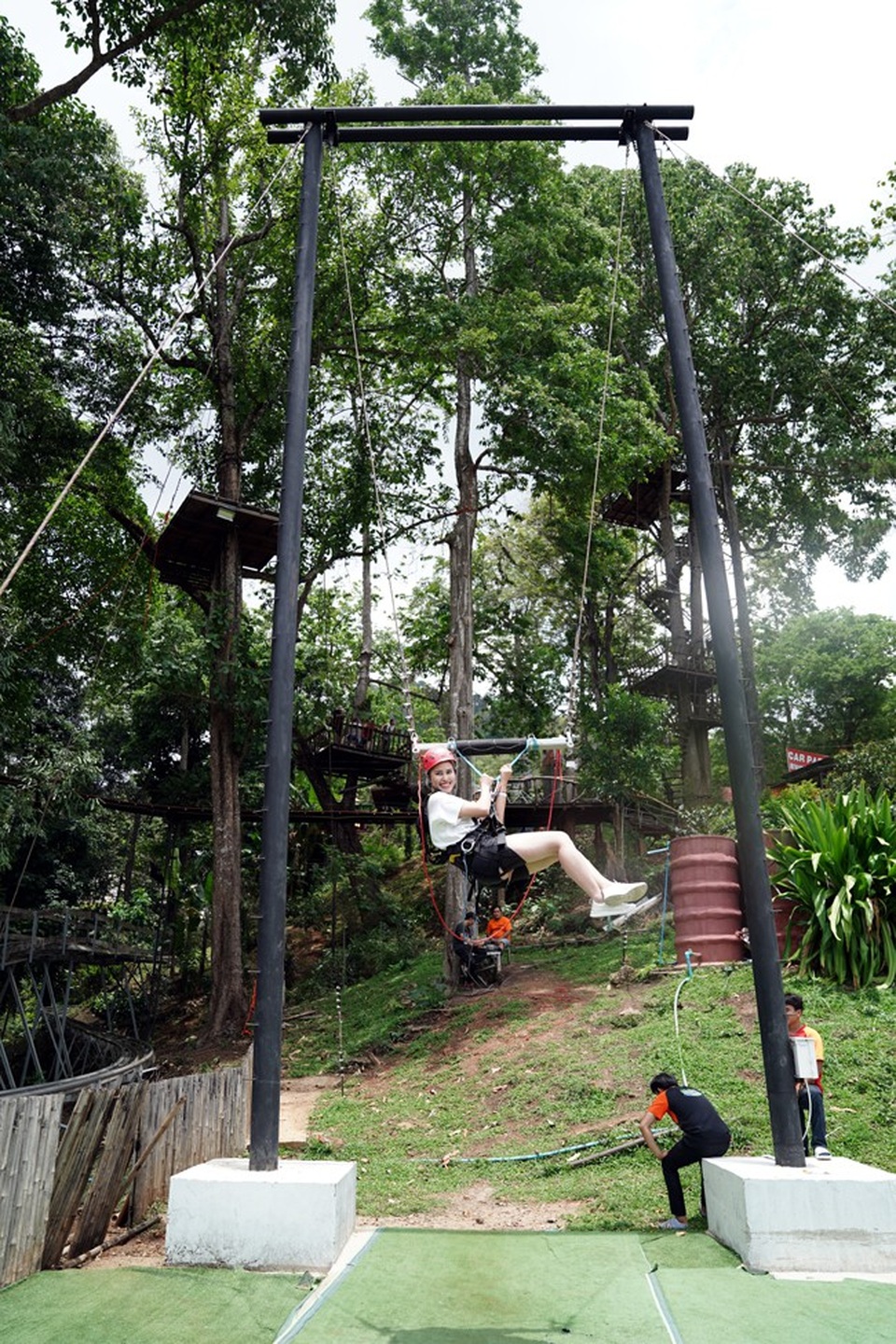 Chiang Mai – Vẻ đẹp lặng! - 11
Bên cạnh yếu tố hấp dẫn của một thành phố yên bình và cổ kính, Chiang Mai cũng mang đến cho du khách những trải nghiệm thú vị qua những trò chơi mạo hiểm tại khu rừng Pongyang