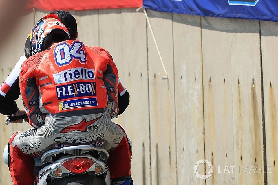 Marquez chiến thắng trong ngày Dovizioso và Zarco “ngã ngựa” - 6
Andrea Dovizioso (Ducati Team) đã phải dừng cuộc đua tại Le Mans sớm