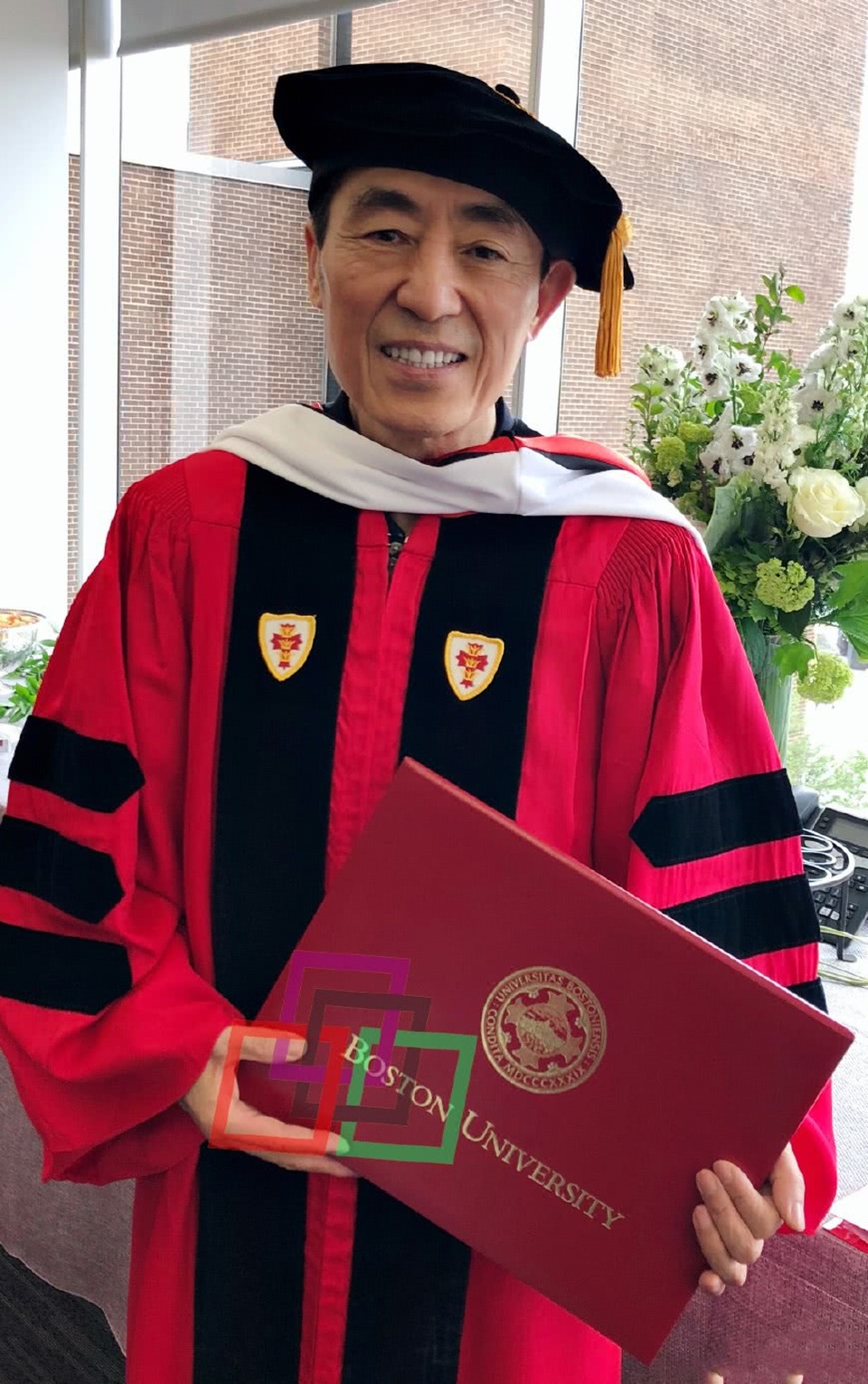 Đạo diễn Trương Nghệ Mưu nhận bằng Tiến sỹ của trường đại học tại Mỹ - 1
Đạo diễn Trương Nghệ Mưu nhận bằng tiến sỹ tại Mỹ, ngày 20/5.