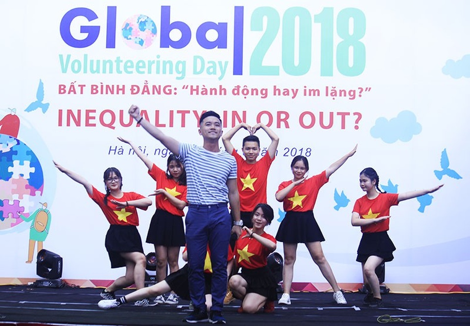 Những gương mặt rạng rỡ tại Ngày hội tình nguyện toàn cầu 2018 - 3 Ca sĩ Minh Quân Idol cùng nhóm nhảy khuấy động Ngày hội với tiết mục “Việt Nam ơi!”