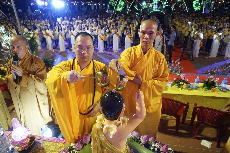 Hàng nghìn người dân dự lễ Phật Đản dưới ánh đèn lung linh - 11
Hai dòng nước đó tượng trưng cho hai cảnh giới thuận và nghịch của cuộc đời, hai cảnh giới vui buồn và sướng khổ của cuộc sống hàng ngày mà tất cả mọi người sinh ra đều phải trải qua.