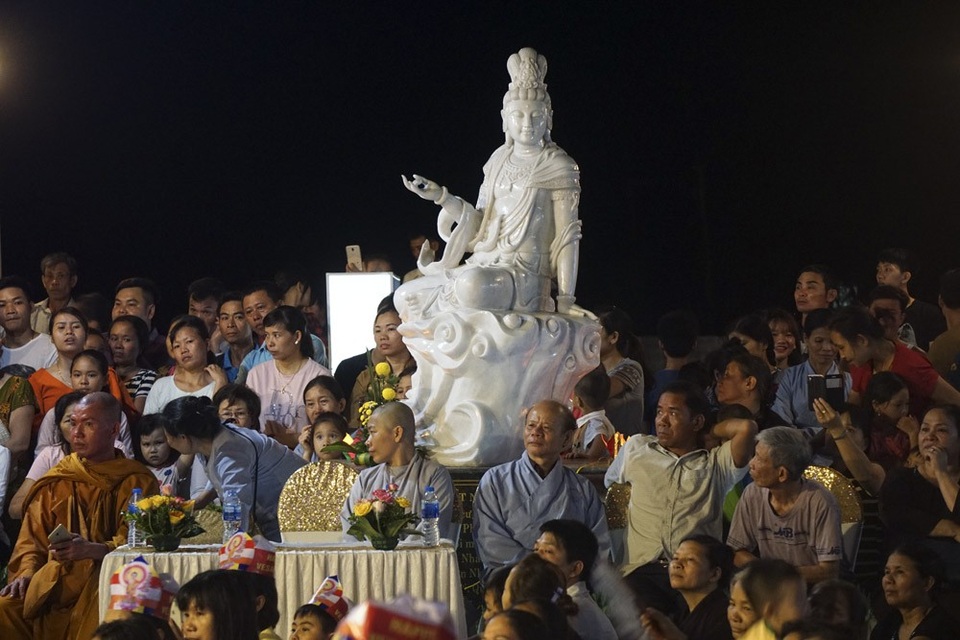 Hàng nghìn người dân dự lễ Phật Đản dưới ánh đèn lung linh - 3
Trong mỗi dịp cử hành đại lễ Phật Đản, hội đồng chứng minh Trung ương Giáo hội Phật giáo Việt Nam lại gửi đến chư Tăng, Ni và Phật tử thông điệp tràn đầy đạo tình. Trong ảnh các phật tử đang lắng nghe thông điệp trong buổi đại lễ.