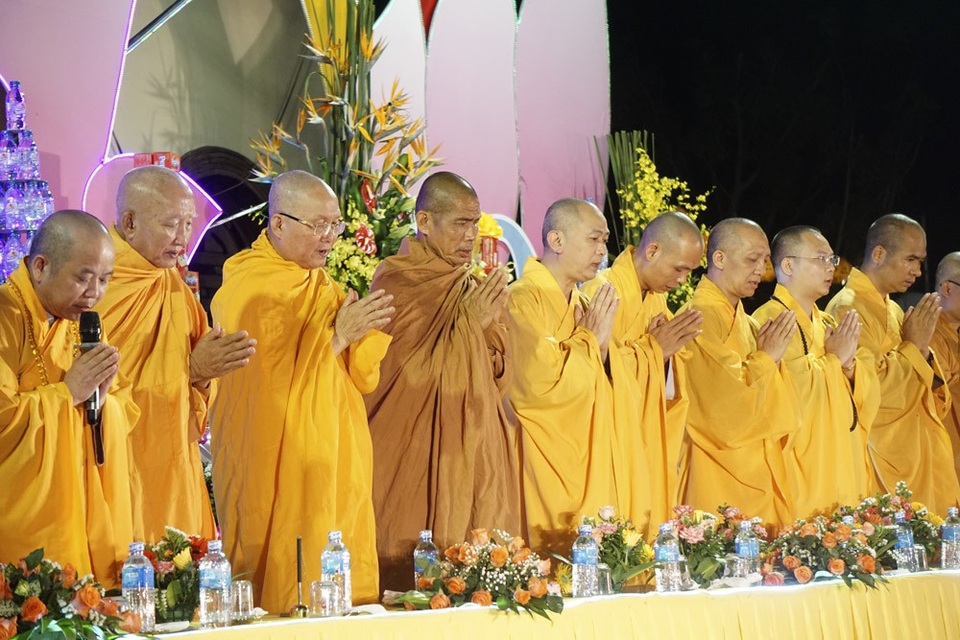 Hàng nghìn người dân dự lễ Phật Đản dưới ánh đèn lung linh - 5
Sự kiện đức Phật đản sinh cũng là thông điệp hòa bình, hạnh phúc thương yêu. Trong ảnh là các nhà sư đến từ nhiều nơi đang cử hành nghi lễ trên lễ đài.