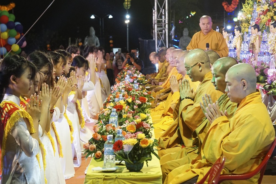 Hàng nghìn người dân dự lễ Phật Đản dưới ánh đèn lung linh - 7 Nghi thức dâng hoa trên lễ đài.