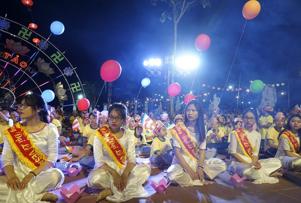 Hàng nghìn người dân dự lễ Phật Đản dưới ánh đèn lung linh - 8
Chùa Ninh Tảo được trang hoàng bởi hàng nghìn ngọn đèn, hoa đăng tỏa sáng lung linh.
