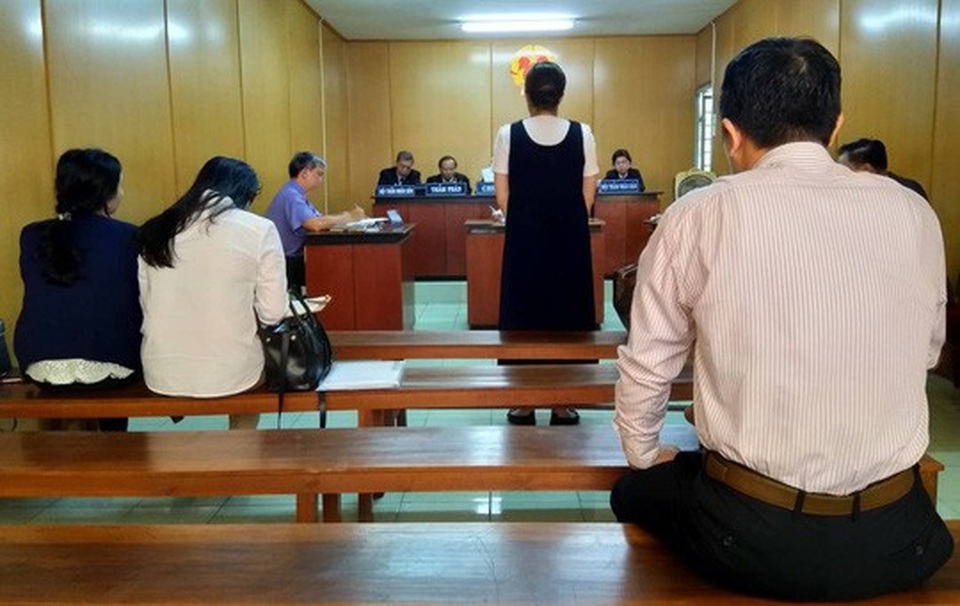 "Mượn" họ hàng hơn 50 tỉ và 350 cây vàng, bà nội trợ ngồi tù - 1 Bị cáo Trang Nhã Hiền được tại ngoại do đang mang thai.