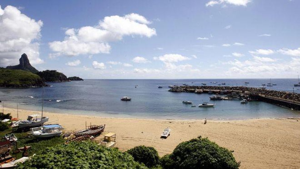 Hòn đảo đón em bé đầu tiên chào đời sau 12 năm vắng bóng trẻ sơ sinh - 1 Đảo Fernando de Noronha nổi tiếng với bãi biển đẹp