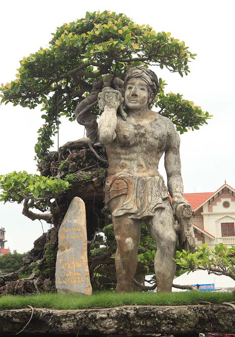 Xôn xao “cây Thạch Sanh” được báo giá hơn 4 tỷ đồng ở Hải Dương - 8
Tác phẩm Thạch Sanh cao 2,6m, tính cả phần đế bên dưới cao 3,2m, rộng 1,4m và nặng 3 tấn. Tượng làm bằng xi măng cốt thép,