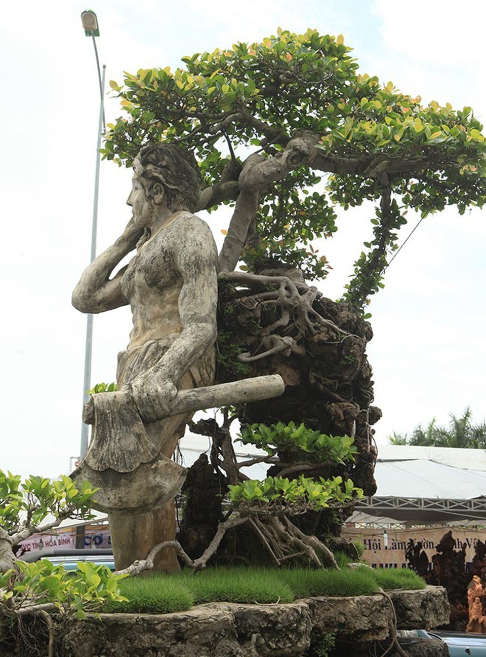 Xôn xao “cây Thạch Sanh” được báo giá hơn 4 tỷ đồng ở Hải Dương - 10
Được biết, tác phẩm độc đáo này được ông Thạo báo giá hơn 4 tỷ đồng. Ông Thạo cho biết, tác phẩm đã được Nghệ nhân Nguyễn Gia Thọ (Hà Nội) mua, mang về Hà Nội, dùng cẩu chuyên dụng để trên tầng 8 của một tòa nhà trên phố Nghi Tàm (Tây Hồ).