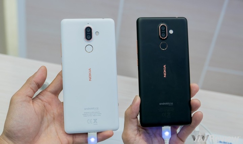 Bộ đôi smartphone mới nhất của Nokia: tăng cường hiệu năng, giá tốt, nhận quà hấp dẫn - 3 Dung lượng pin 3800mAh cho thời gian sử dụng tới 2 ngày liền. Sản phẩm có 2 phiên bản màu trắng và đen