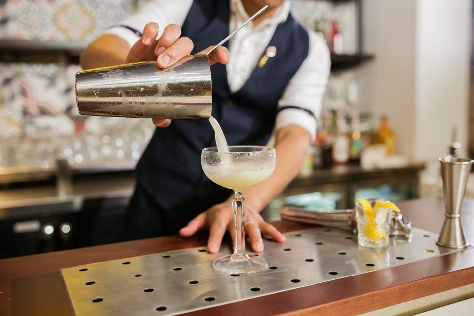 Khám phá 5 sự thật về nghề bar trưởng - 4
Bar trưởng nghiên cứu và cho ra mắt những món thức uống phù hợp với xu hướng.