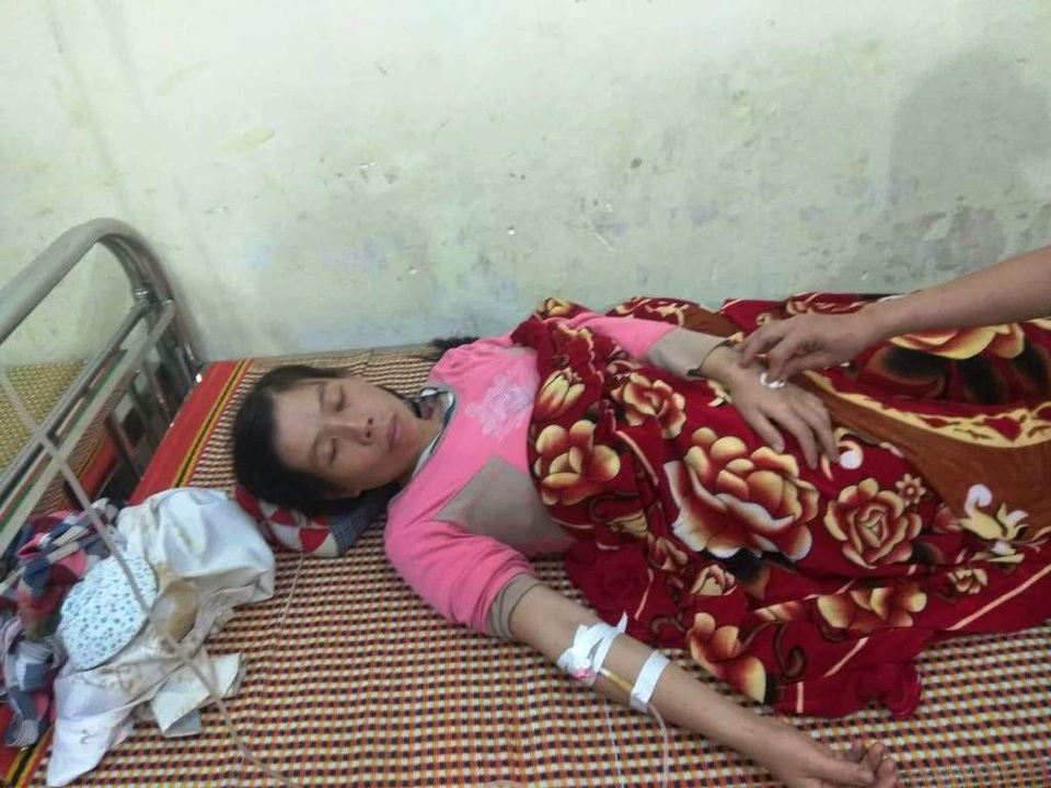 
Chị Trương Thị Hà trú ở xã Châu Quang đang mang thai bị sét đánh đang được chăm sóc tại Trung tâm y tế huyện Quỳ Hợp.
