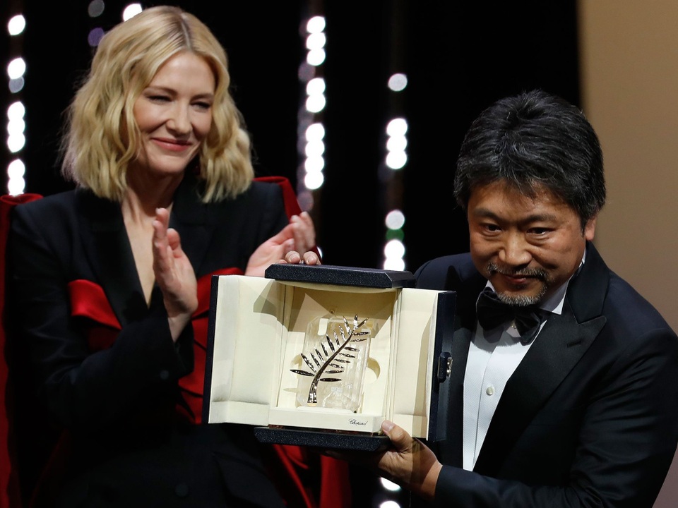 Phim về đề tài gia đình giành giải Cành cọ vàng tại LHP Cannes 2018 - 2
Đạo diễn người Nhật - Hirokazu Kore-eda nhận giải Cành cọ vàng trong đêm trao giải của LHP Cannes 2018, tối 20/5.
