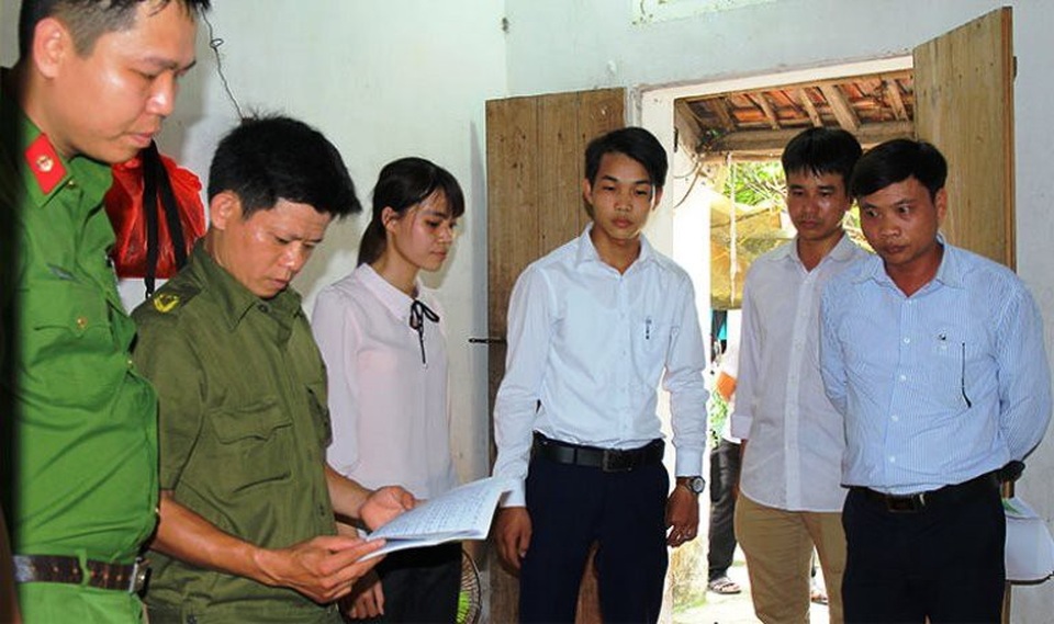 Thu giữ tài liệu liên quan đến Hội thánh Đức Chúa Trời Mẹ - 1
Cơ quan chức năng kiểm tra, lập biên bản thu giữ số tài liệu về Hội thánh Đức Chúa Trời Mẹ và tài liệu liên quan (ảnh: Báo Hà Nam)