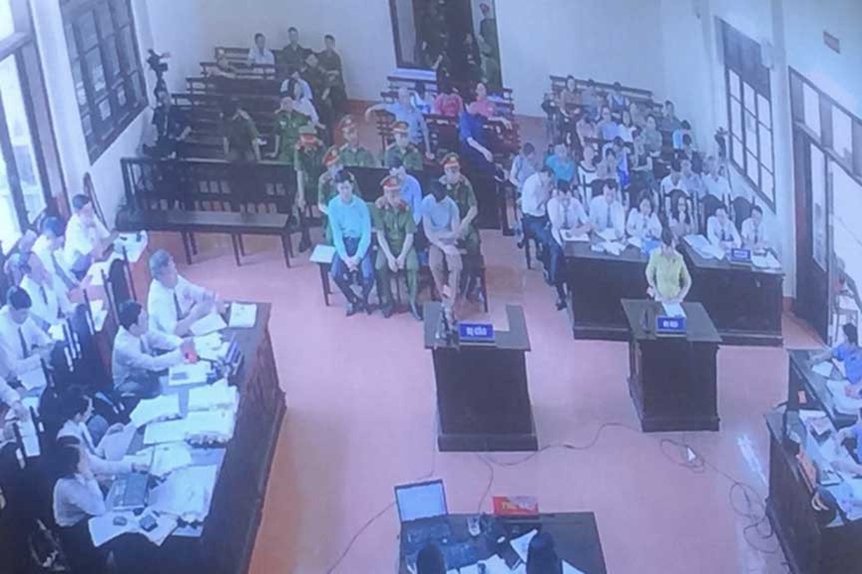Xuất hiện gia đình bệnh nhân thứ 9 tử vong trong thảm họa chạy thận - 1
Đại diện gia đình bệnh nhân Phạm Văn Chung trả lời tại tòa