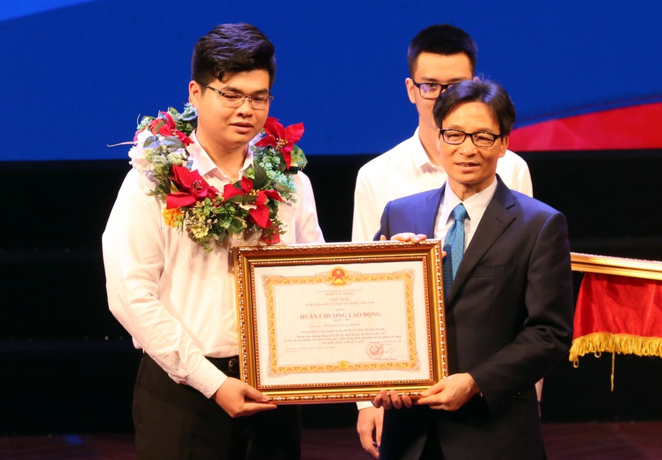 “Thi nghề giúp bạn trẻ nâng trình độ và năng suất lao động cho mình…” - 2
Phó Thủ tướng Vũ Đức Đam đã trao Huân chương Lao động hạng Ba tới em Trần Nguyễn Bá Phước - thí sinh đoạt HCĐ nghề Giải pháp phần mềm CNTT tại Kỳ thi Tay nghề thế giới lần thứ 44 năm 2017. (Ảnh: A.T)
