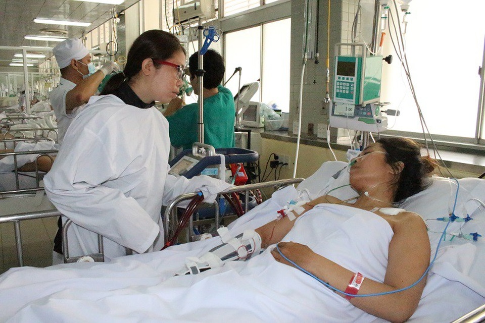 Nữ bệnh nhân thoát chết nhờ bác sĩ cho… nợ viện phí - 3 Nhờ được cứu chữa, chị Dao đã qua cơn nguy kịch nhưng nợ viện phí đã lên tới hàng trăm triệu đồng