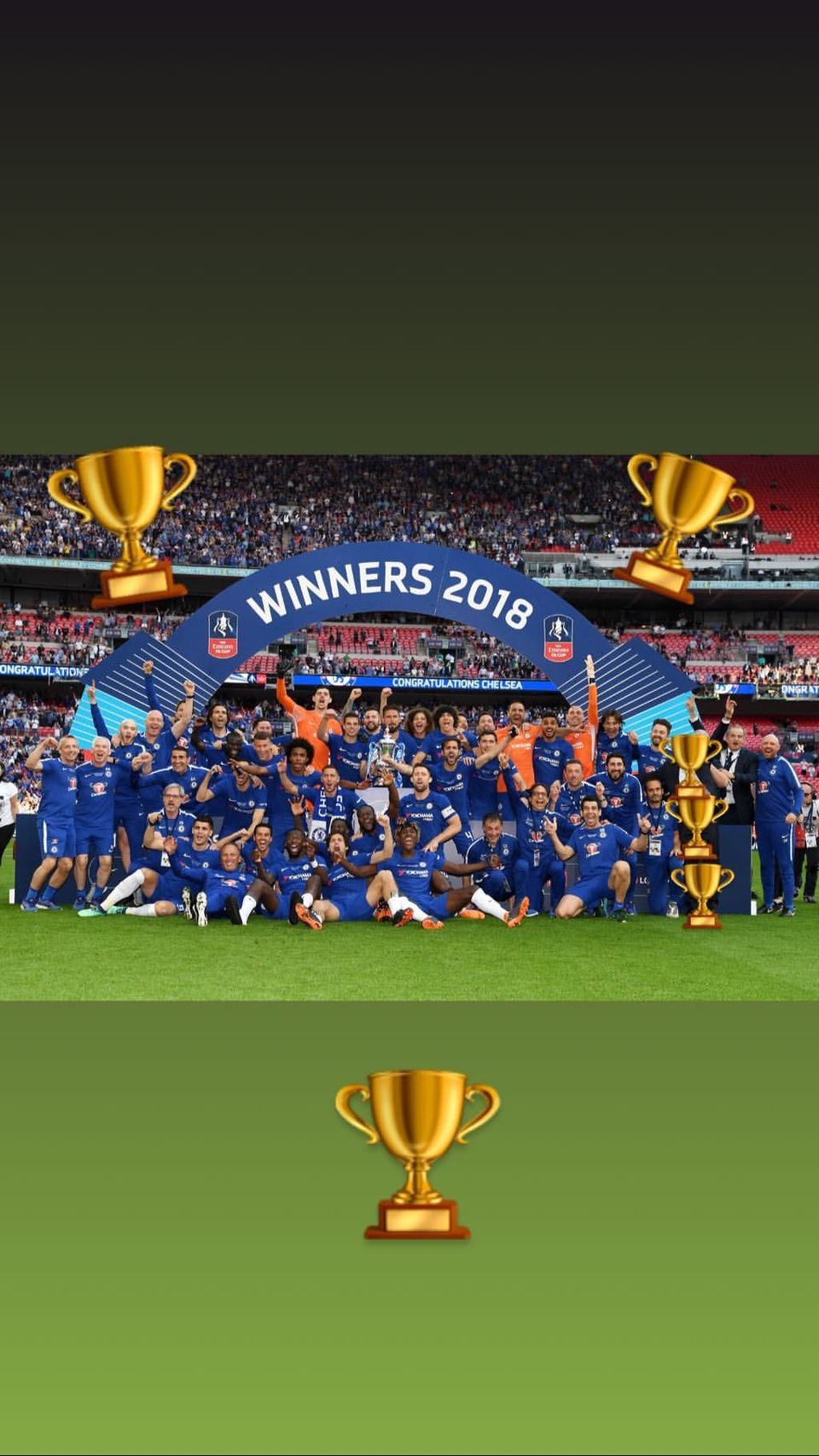 Công khai “chọc giận” Conte, ngôi sao Chelsea muốn tái ngộ Mourinho? - 1 Willian lấy 3 biểu tượng chiếc cúp để che vị trí đứng của HLV Conte