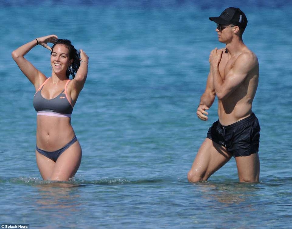 
Người đẹp Georgina Rodriguez cùng bạn trai Cristiano Ronaldo vui vẻ đi nghỉ mát ở Ibiza, Tây Ban Nha ngày 21/5 vừa qua
