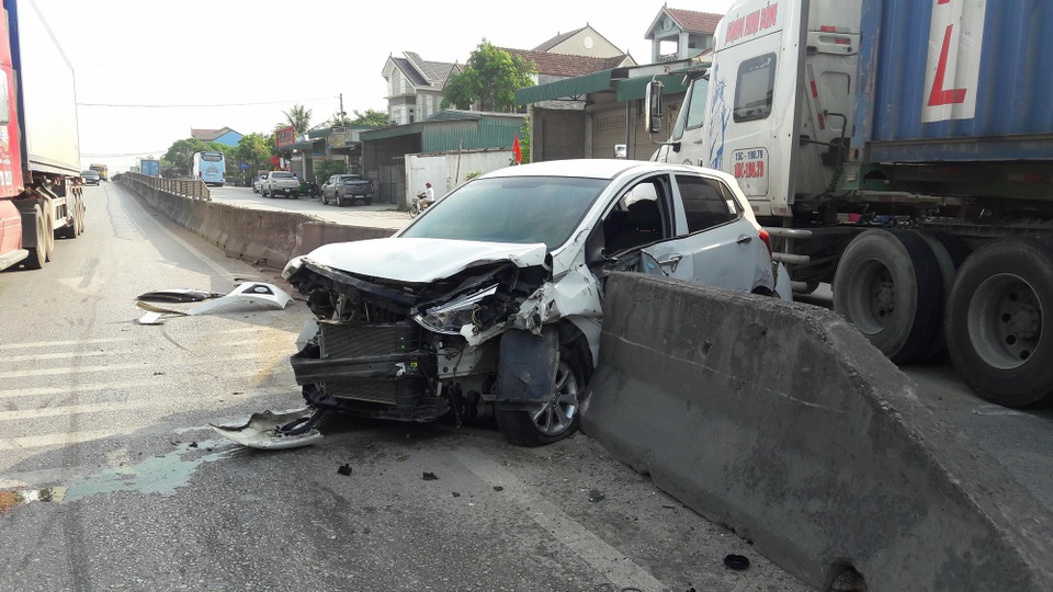 Thai phụ sắp sinh bị xe tải tông tử vong thương tâm - 2
Chiếc xe con nát bét sau khi đâm vào dải phân cách.
