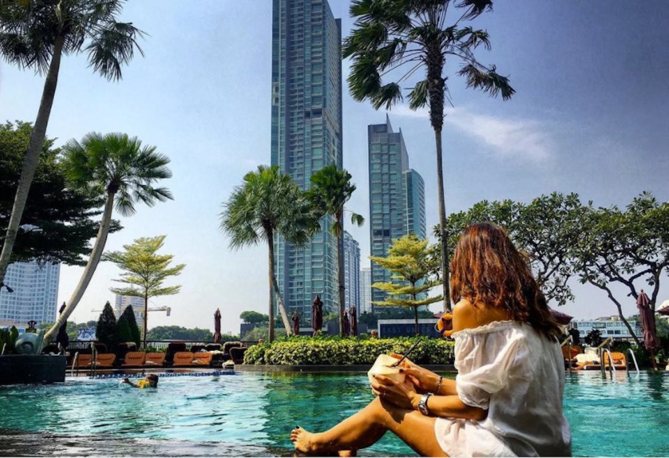 Cũng như các đồng nghiệp, ngoài niềm đam mê bay lượn, cô có sở thích du lịch khắp thế giới. Trang cá nhân của cô thu hút hơn 61.000 lượt theo dõi