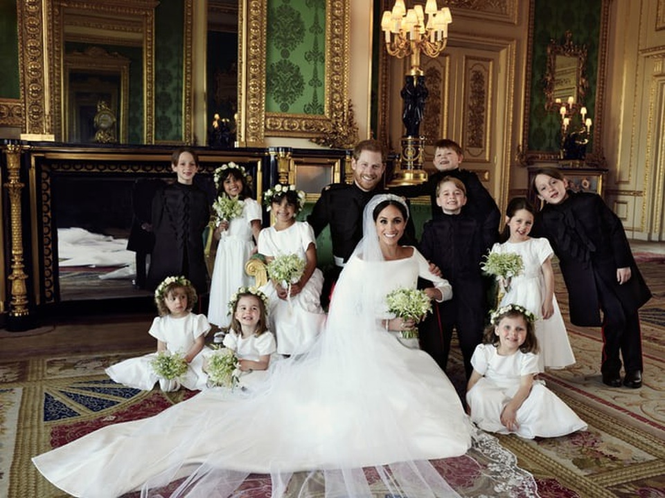 Anh công bố ảnh cưới chính thức của Hoàng tử Harry - Công nương Meghan - 2 Một trong số các bức ảnh chụp Hoàng tử Harry cùng vợ mới cưới bên cạnh các phù dâu và phù rể nhí trong đám cưới, trong đó có Hoàng tử George và Công chúa Charlotte - hai con của Hoàng tử William và Công nương Kate.