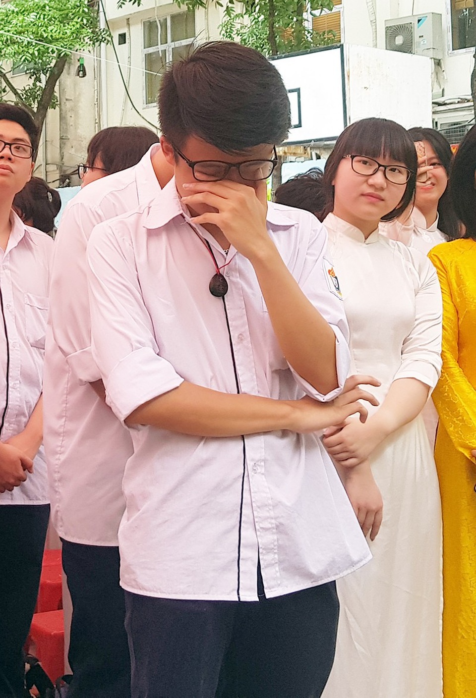 Xúc động bài thơ dành tặng học sinh cuối cấp của THPT Việt Đức - 8
Nam nhi cũng không kìm nổi sự xúc động.