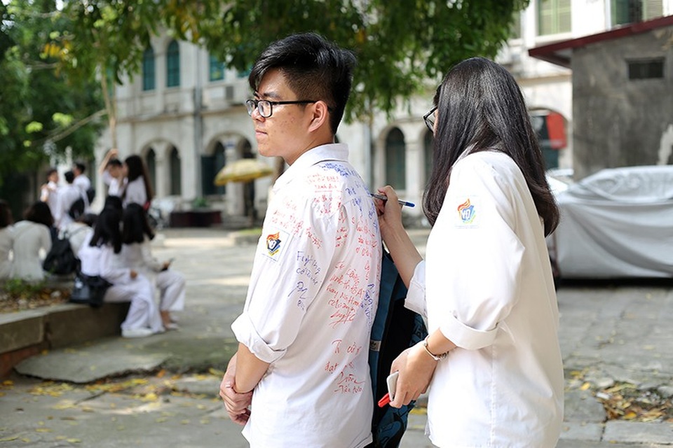 Xúc động bài thơ dành tặng học sinh cuối cấp của THPT Việt Đức - 11 Những dòng lưu bút viết vội, lưu giữ những kỉ niệm của tuổi học sinh.