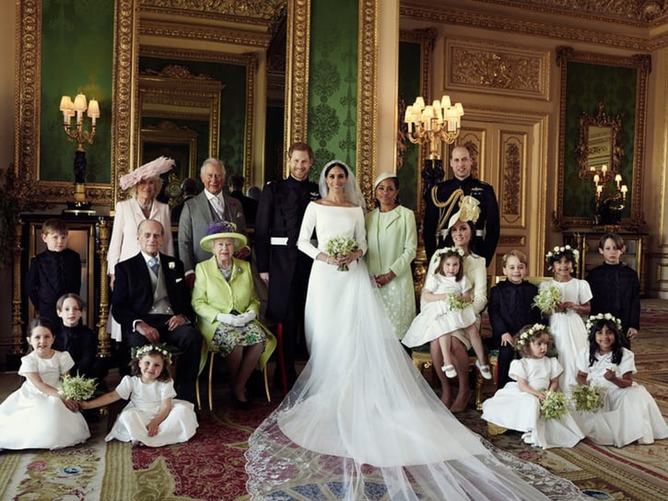 Anh công bố ảnh cưới chính thức của Hoàng tử Harry - Công nương Meghan - 3 Bức ảnh thứ hai chụp cô dâu chú rể cùng các thành viên Hoàng gia Anh, gồm Nữ hoàng Elizabeth II và Hoàng thân Philip, Hoàng tử William, Công nương Kate, Thái tử Charles và vợ - Nữ Công tước Camilla. Mẹ của Công nương Meghan, bà Doria Ragland, cũng đứng cạnh con gái trong bức ảnh này.