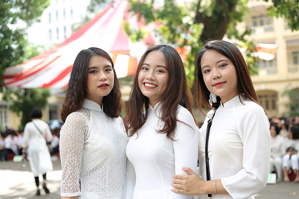Xúc động bài thơ dành tặng học sinh cuối cấp của THPT Việt Đức - 1 Nữ sinh Việt Đức cùng nhau ghi lại những hình ảnh thân thiết.