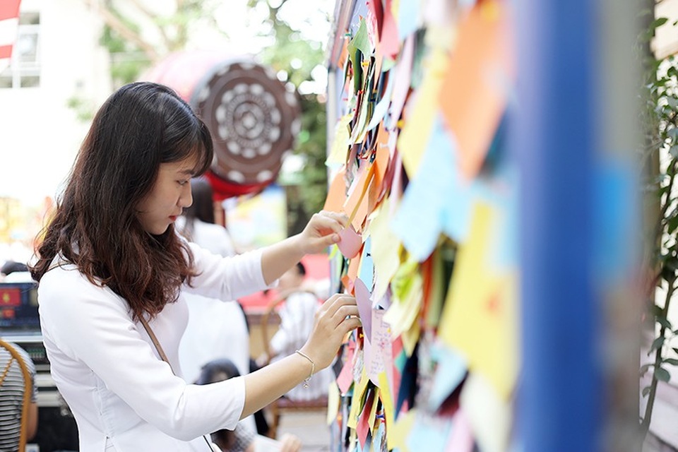 Xúc động bài thơ dành tặng học sinh cuối cấp của THPT Việt Đức - 2 Tấm bảng lưu bút ghi lại những dòng tâm sự, những lời chúc dễ thương của học sinh lớp 12 Việt Đức.