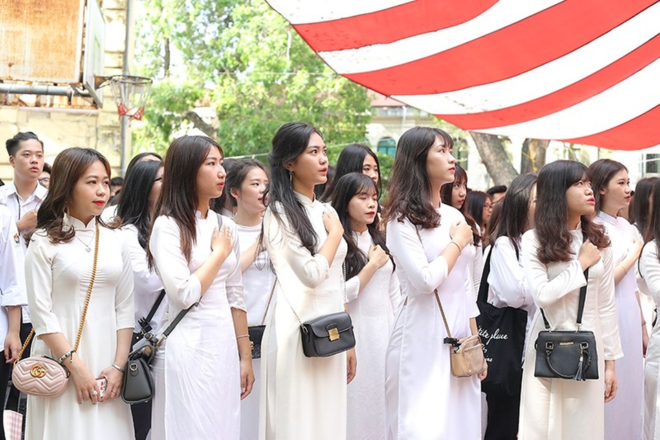 Xúc động bài thơ dành tặng học sinh cuối cấp của THPT Việt Đức - 3 Nghiêm trang hát Quốc ca trong lễ chào cờ cuối cùng của đời học sinh.