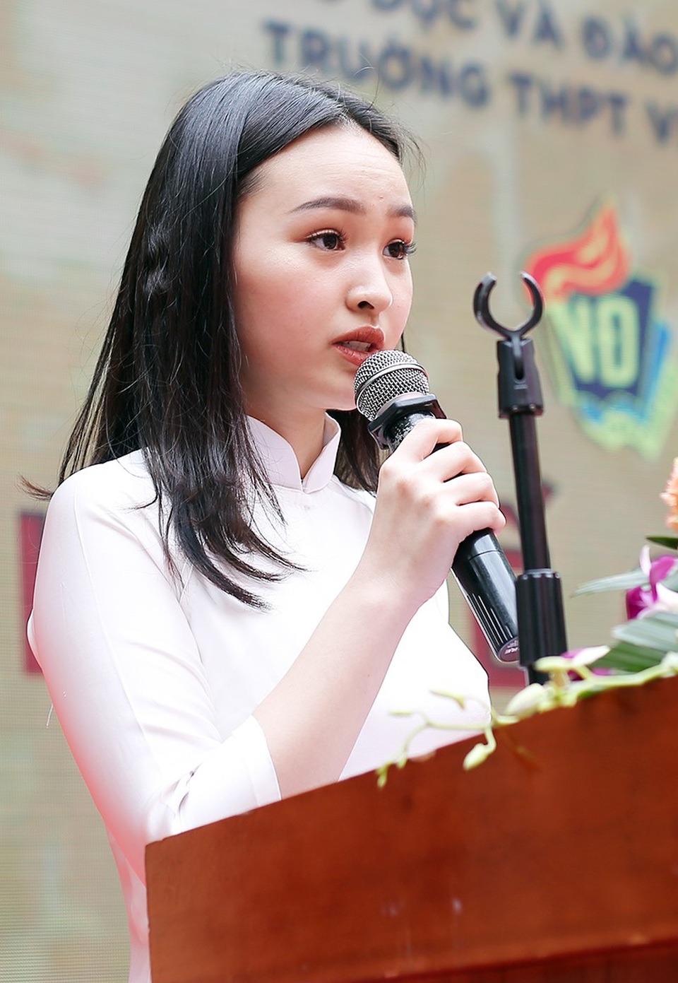 Xúc động bài thơ dành tặng học sinh cuối cấp của THPT Việt Đức - 4 Bạn Vũ Ngọc Huyền Nhi thay mặt các học sinh cuối cấp gửi lời tri ân đến các thầy cô đã sát cánh cùng mình trong suốt 3 năm học.