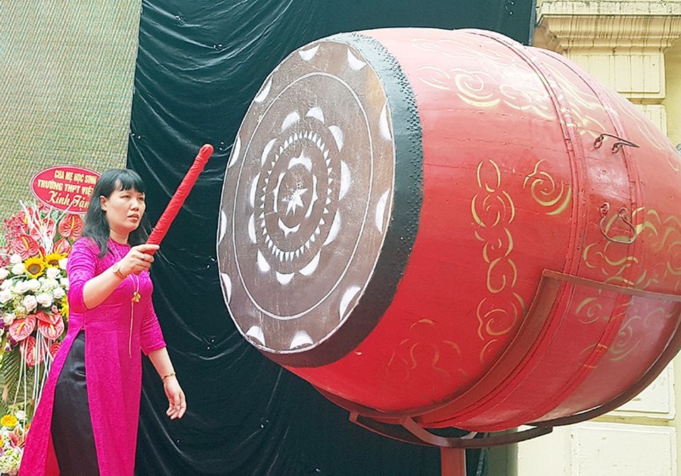 Xúc động bài thơ dành tặng học sinh cuối cấp của THPT Việt Đức - 5 Cô Hiệu trưởng gióng lên hồi trống trường kết thúc năm học.