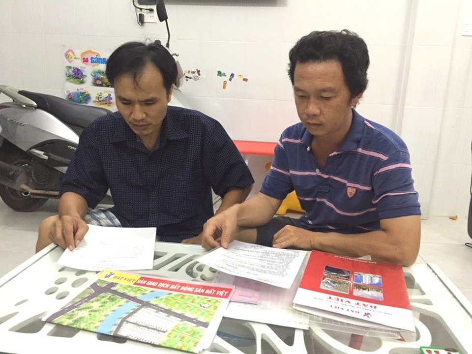 Nhiều người dân tại khu dân cư bắc Phong Phú phản ánh sự việc và mong các cơ quan chức năng giải quyết.