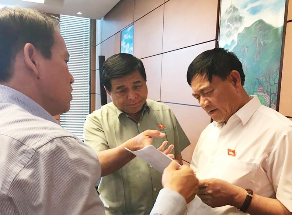 Bộ trưởng KH-ĐT: Mạnh dạn xây dựng sân chơi kinh tế mới - 1 Bộ trưởng KH-ĐT Nguyễn Chí Dũng trao đổi với lãnh đạo UB Pháp luật, cơ quan chủ trì thẩm tra dự án luật Đặc khu về các nội dung liên quan bên hàng lang Quốc hội sáng 22/5