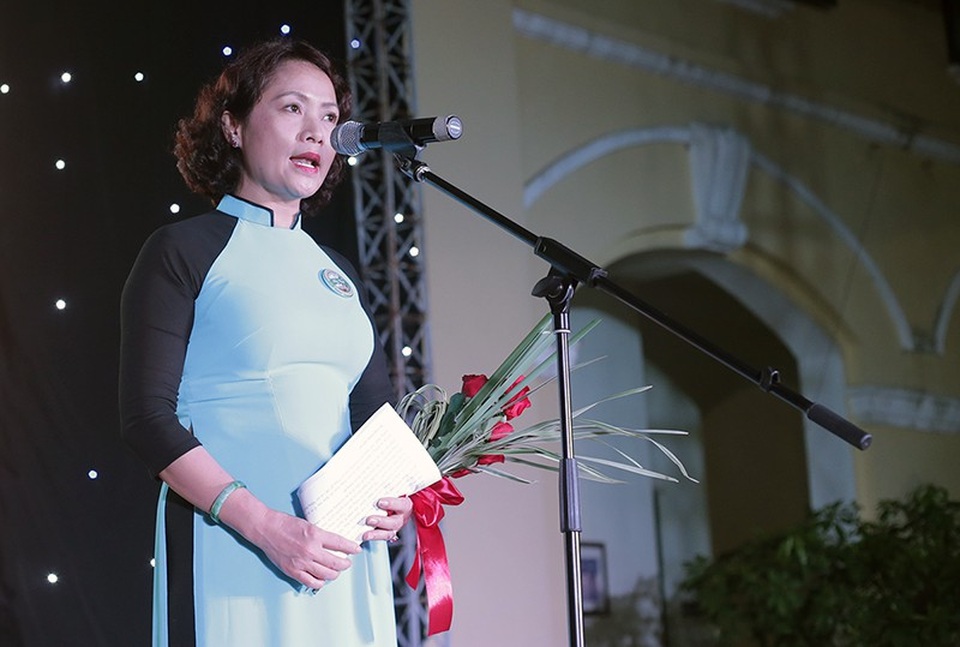 Teen Chu Văn An xinh đẹp, lộng lẫy trong lễ tri ân và trưởng thành đầy cảm xúc - 1
Cô giáo Lê Mai Anh – Hiệu trưởng nhà trường gửi lời chúc may mắn đến gần 600 bạn học sinh lớp 12 của trường