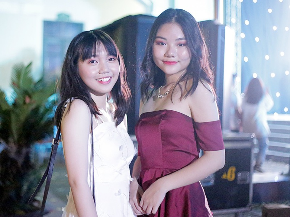 Teen Chu Văn An xinh đẹp, lộng lẫy trong lễ tri ân và trưởng thành đầy cảm xúc - 9 Teen Chu Văn An xinh đẹp, lộng lẫy trong lễ tri ân và trưởng thành đầy cảm xúc - 9