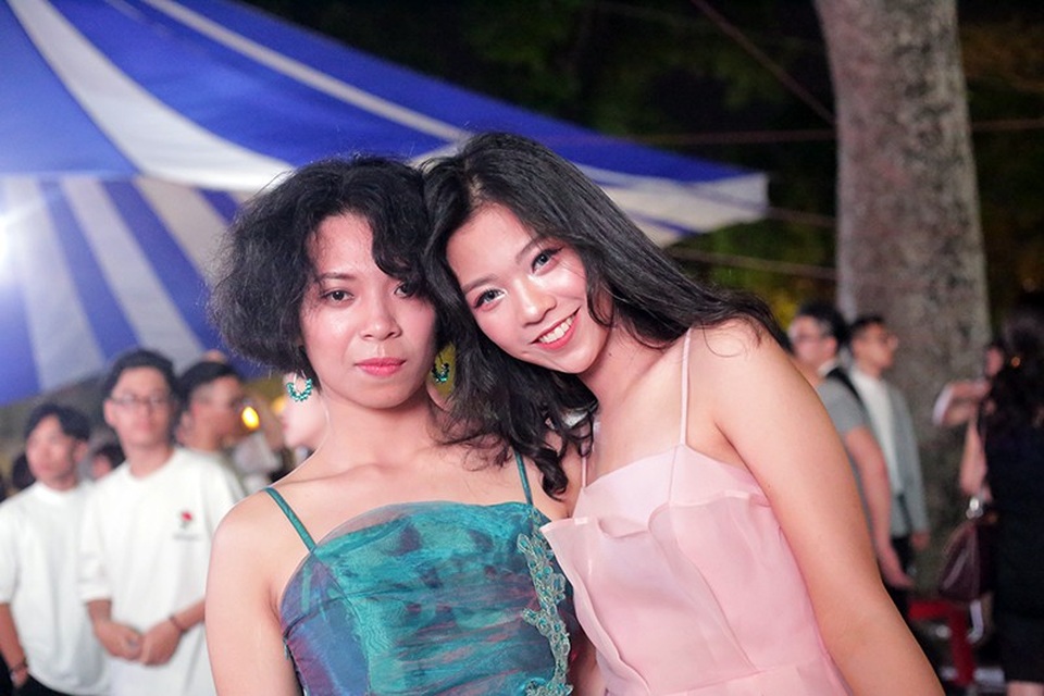 Teen Chu Văn An xinh đẹp, lộng lẫy trong lễ tri ân và trưởng thành đầy cảm xúc - 10 Teen Chu Văn An xinh đẹp, lộng lẫy trong lễ tri ân và trưởng thành đầy cảm xúc - 10