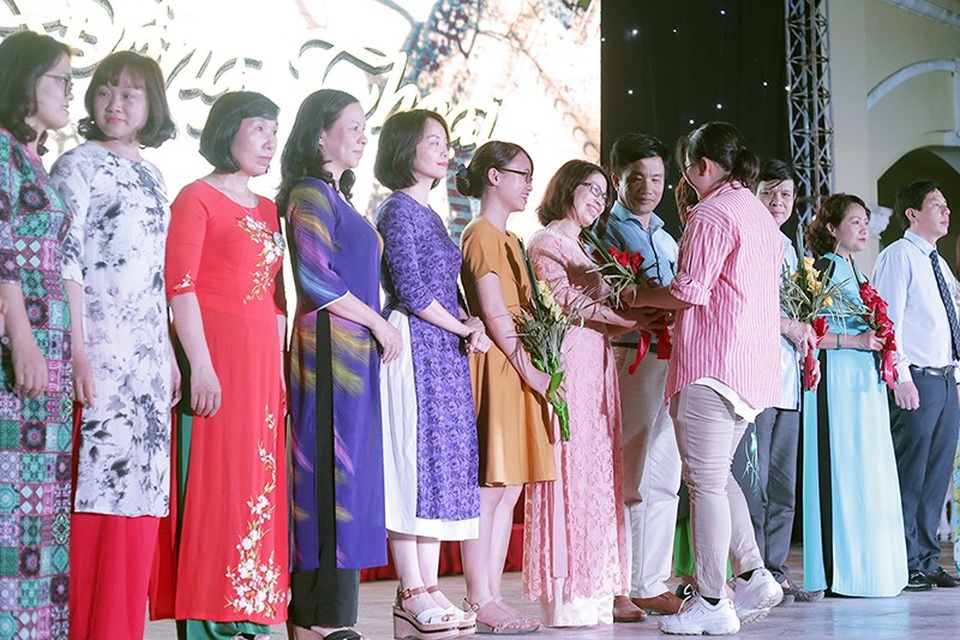 Teen Chu Văn An xinh đẹp, lộng lẫy trong lễ tri ân và trưởng thành đầy cảm xúc - 2
Đại diện các lớp gửi tặng chiếc huy hiệu biểu tượng của khóa học sinh thứ 108 đến các thầy cô đã dạy dỗ mình trong suốt 3 năm học qua