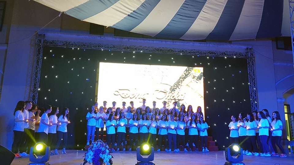 Teen Chu Văn An xinh đẹp, lộng lẫy trong lễ tri ân và trưởng thành đầy cảm xúc - 3
Những tiết mục văn nghệ sâu lắng...