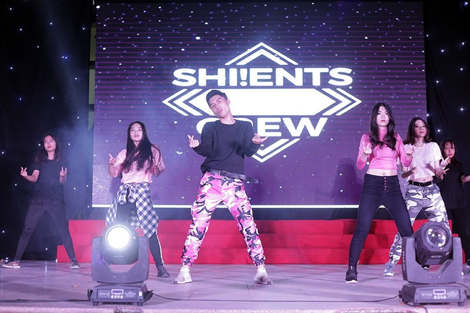 Teen Chu Văn An xinh đẹp, lộng lẫy trong lễ tri ân và trưởng thành đầy cảm xúc - 4
... sôi động được các tập thể học sinh gửi đến bạn bè và thầy cô của mình